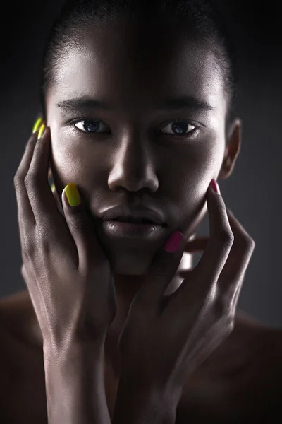 Retrato de modelo de moda com beleza maquiagem brilhante — Fotografia de Stock
