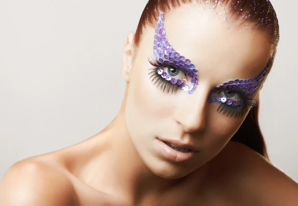 Retrato de modelo de moda com beleza maquiagem brilhante — Fotografia de Stock