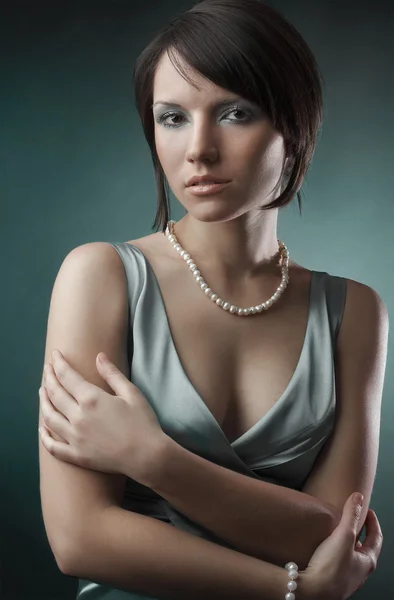 Schöne sexy junge Frau auf schwarzem Hintergrund — Stockfoto