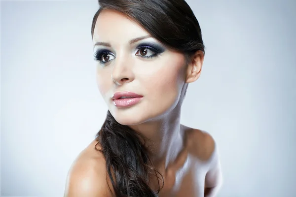 Portrét modelka s krásou světlý make-up — Stock fotografie