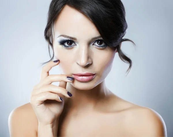 Porträtt av modell med skönhet ljusa make-up — Stockfoto