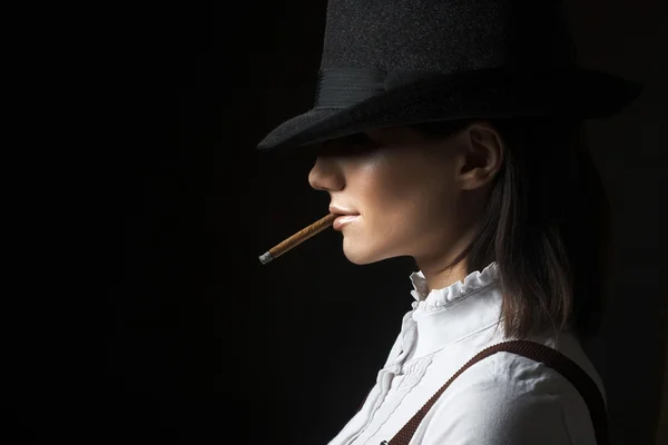 Mulher de chapéu fumando cigarro — Fotografia de Stock