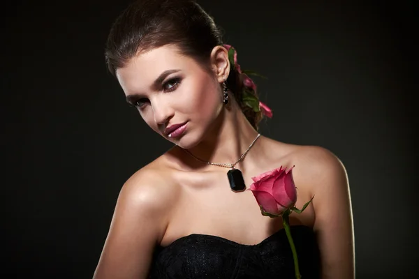 Retrato femenino con rosa — Foto de Stock