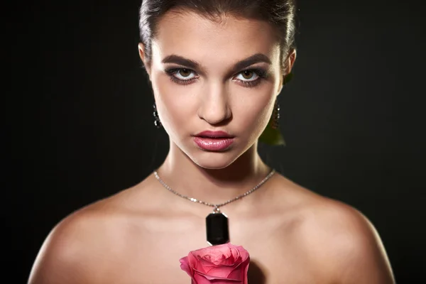 Retrato femenino con rosa — Foto de Stock