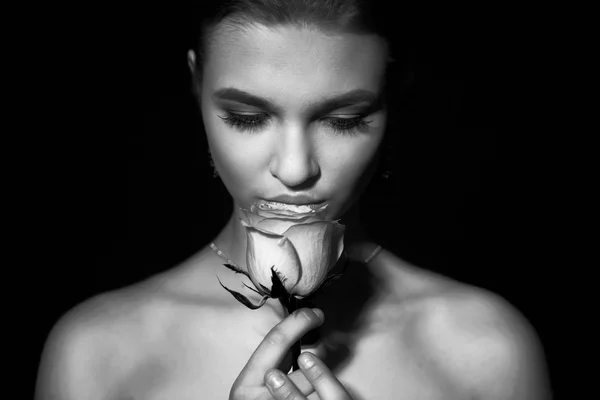 Portrait féminin avec rose — Photo