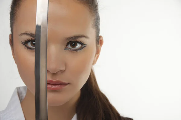 Aantrekkelijke jonge sexy vrouwen met samurai zwaard — Stockfoto