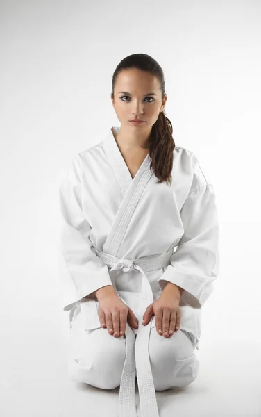 Aantrekkelijke jonge sexy vrouwen in een karate pose — Stockfoto