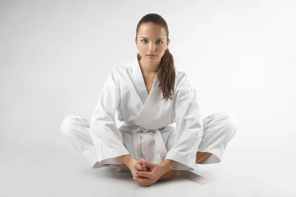 Aantrekkelijke jonge sexy vrouwen in een karate pose — Stockfoto