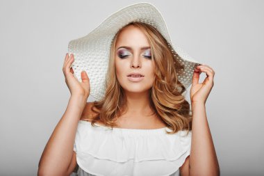 Güzel sarışın kadın portresi