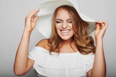 Güzel sarışın kadın portresi