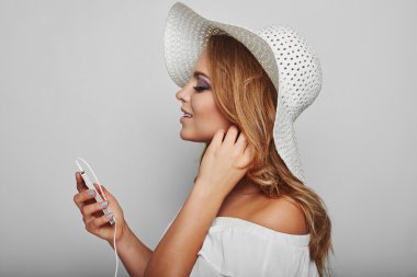 Güzel sarışın kadın portresi