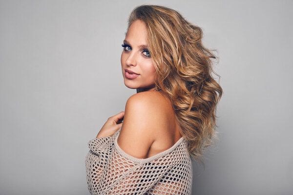 Портрет красивой блондинки