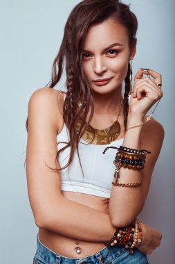 mooie jonge hippie vrouw