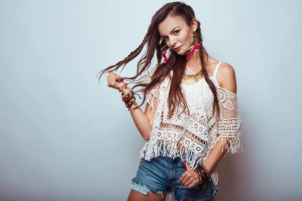 mooie jonge hippie vrouw