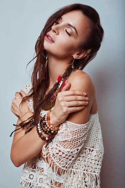 Krásné mladé hippie žena — Stock fotografie