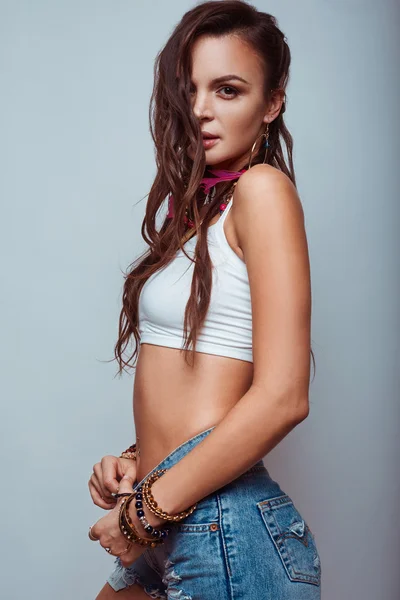 Mulher hippie jovem bonita — Fotografia de Stock