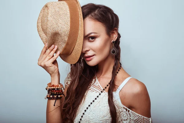 Retrato de bela jovem hippie mulher — Fotografia de Stock