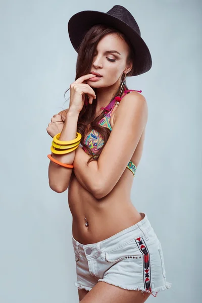 Retrato de bela jovem hipster mulher — Fotografia de Stock
