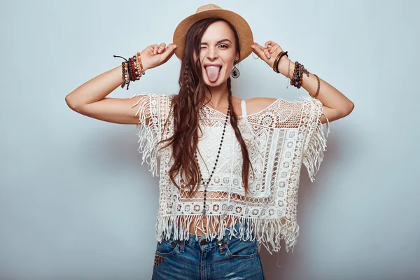 Retrato de hermosa joven hippie mujer — Foto de Stock