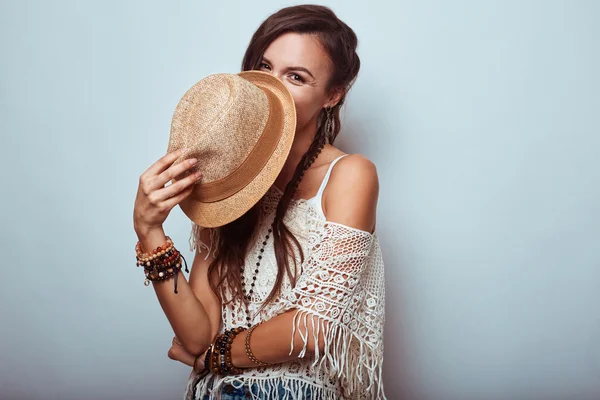 Retrato de hermosa joven hippie mujer —  Fotos de Stock