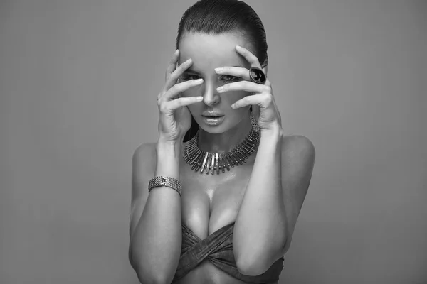 뷰티 젊은 장식 섹시 한 여자의 초상화 — 스톡 사진