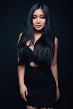 Moda yağma güzel zarif Asyalı kadın portresi