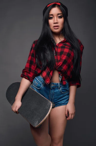 Atractivo joven asiático mujer en funky ropa — Foto de Stock