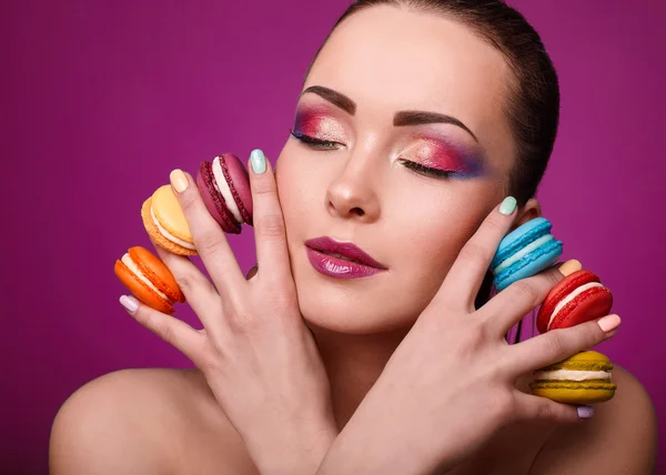 Uroda urok moda modelu dziewczyna z kolorowy makijaż i macaroons. — Zdjęcie stockowe