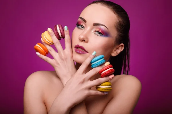 Beauty glamour modell flicka med färgglad makeup och mandelbiskvier. — Stockfoto