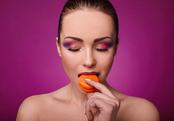 Beauty glamor fashion model girl with colourful makeup and macaroons. — Stock Photo, Image