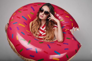 Stüdyo parlak yaz moda şık güzel kadın portresi