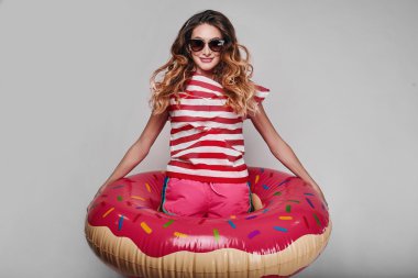 Stüdyo parlak yaz moda şık güzel kadın portresi