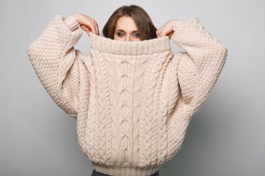 Studio güzel sarışın bir kadın portresi