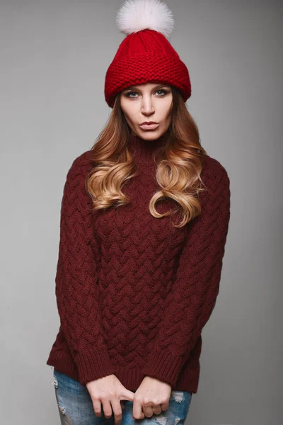 Ritratto di bella donna rossa in maglione — Foto Stock