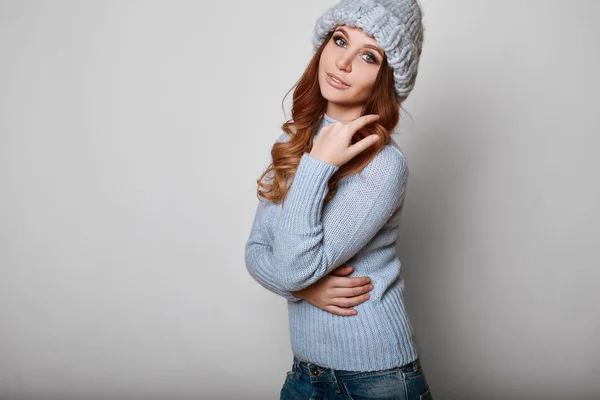 Portrét ženy krásná rusovláska ve svetru — Stock fotografie