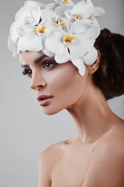 Portrét krásného, půvabného, smyslového modelu bruneta s květinami — Stock fotografie