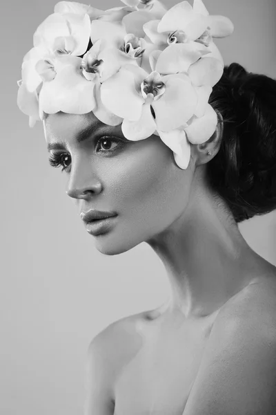 Portrait de belle, glamour, modèle brune sensuelle avec des fleurs — Photo