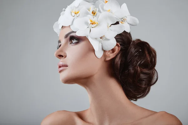 Retrato de bela, glamourosa, modelo morena sensual com flores — Fotografia de Stock