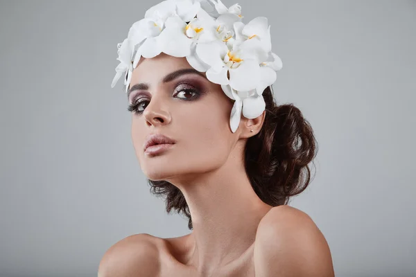 Retrato de bela, glamourosa, modelo morena sensual com flores — Fotografia de Stock