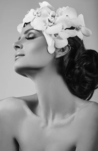 Portrait de belle, glamour, modèle brune sensuelle avec des fleurs — Photo