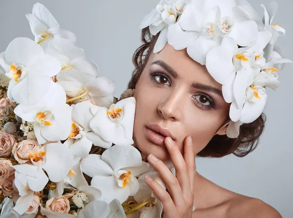 Retrato de bela, glamourosa, modelo morena sensual com flores — Fotografia de Stock