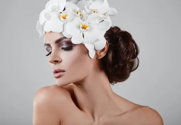 Porträt eines schönen, glamourösen, sinnlichen brünetten Models mit Blumen — Stockfoto