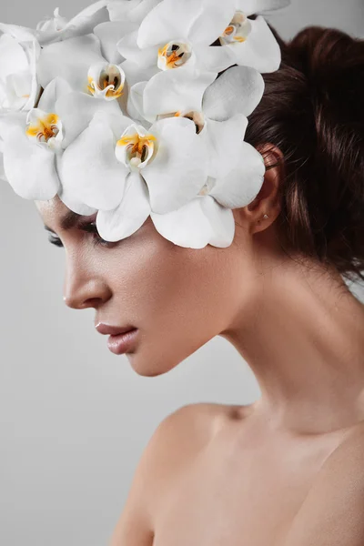 花と美しい、華やかな、官能的なブルネットモデルの肖像画 — ストック写真