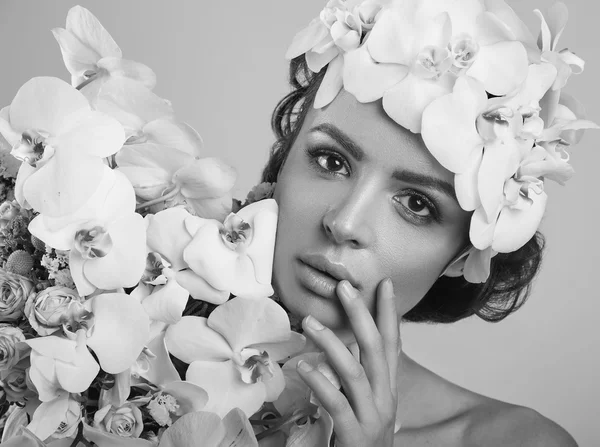 Retrato de bela, glamourosa, modelo morena sensual com flores — Fotografia de Stock