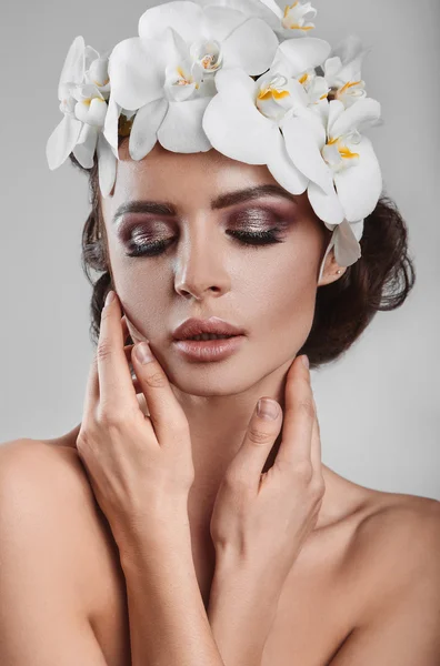 Portrait de belle, glamour, modèle brune sensuelle avec des fleurs — Photo