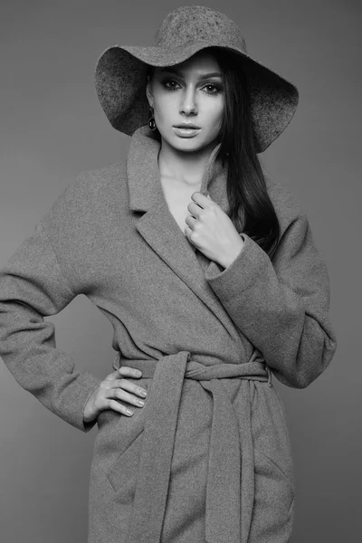 Молода мода брюнетка жінка краса в сірому пальто і капелюсі — стокове фото