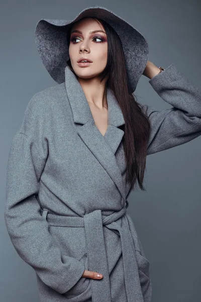 Young fashion brunette woman beauty in gray coat and hat — Φωτογραφία Αρχείου