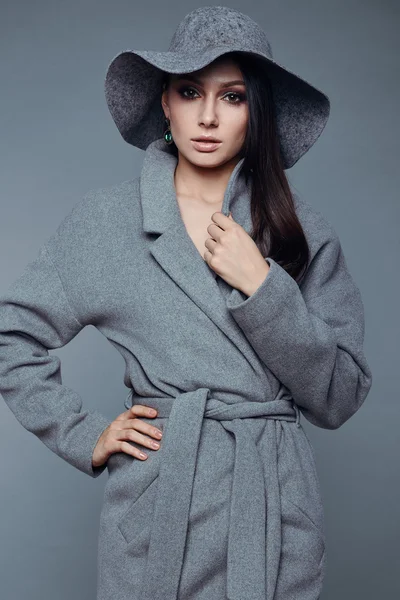 Jovem moda morena mulher beleza em casaco cinza e chapéu — Fotografia de Stock