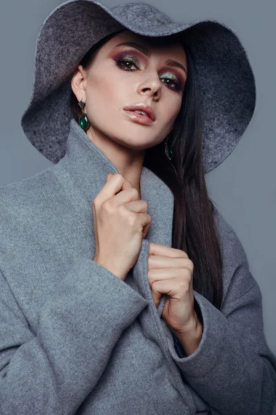 Giovane moda bruna donna bellezza in cappotto grigio e cappello — Foto Stock