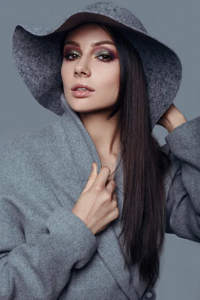 Young fashion brunette woman beauty in gray coat and hat — Φωτογραφία Αρχείου